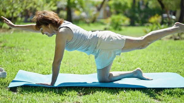Middelbare Leeftijd Vrouw Stretching Terug Yoga Mat Het Park — Stockfoto