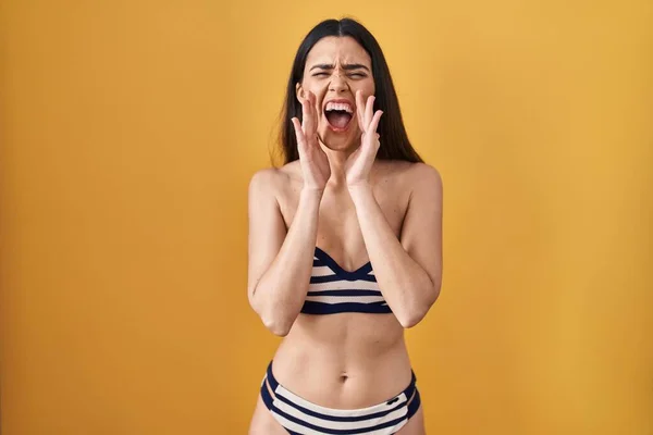 Ung Brunett Kvinna Bär Bikini Över Gul Bakgrund Ropar Arg — Stockfoto