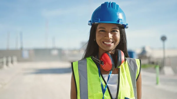 Africano Mulher Americana Construtor Sorrindo Confiante Rua — Fotografia de Stock