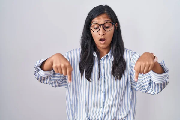 Young Hispanic Woman Wearing Glasses Pointing Fingers Showing Advertisement Surprised — Stock Photo, Image