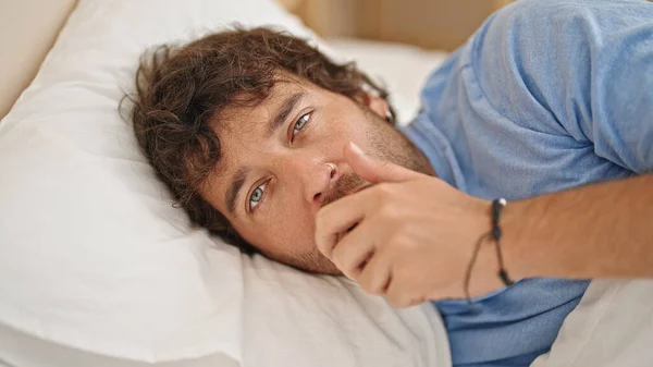 Ung Latinamerikansk Man Liggande Sängen Trött Gäspande Sovrummet — Stockfoto