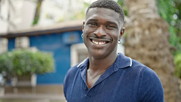 Africký Američan Usmívá Sebevědomě Stojí Parku — Stock fotografie