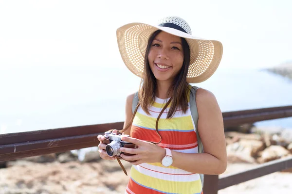 Young Asian Woman Tourist Using Vintage Camera Seaside — 图库照片
