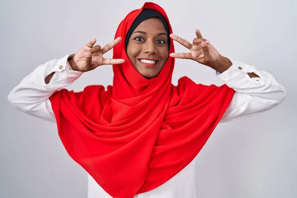 Jeune Femme Arabe Portant Écharpe Traditionnelle Islamique Hijab Faisant Symbole — Photo