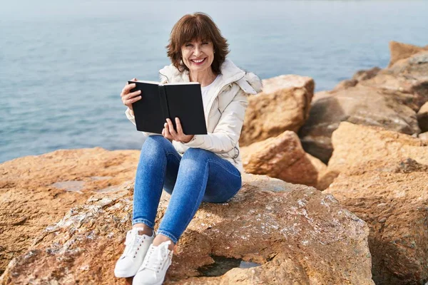 Middle Age Woman Reading Book Sitting Rock Seaside — Stock Photo, Image