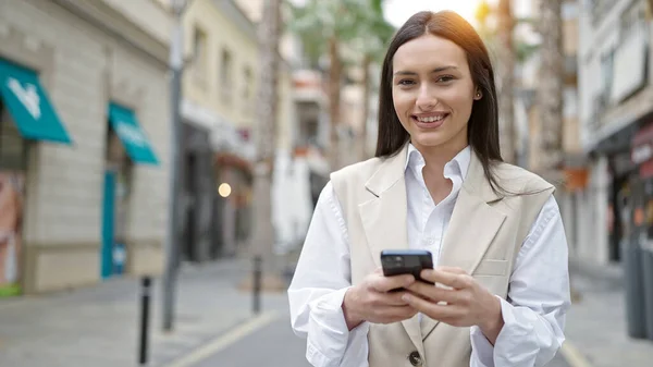 Mladá Krásná Hispánská Žena Pomocí Smartphone Usmívá Ulici — Stock fotografie