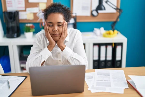 アフリカ系アメリカ人女性ビジネスワーカーがオフィスでノートパソコンを使うことを強調 — ストック写真