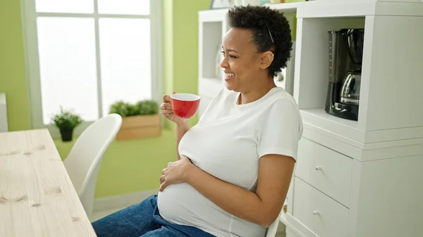 Jonge Zwangere Vrouw Die Koffie Drinkt Tafel Eetzaal — Stockfoto