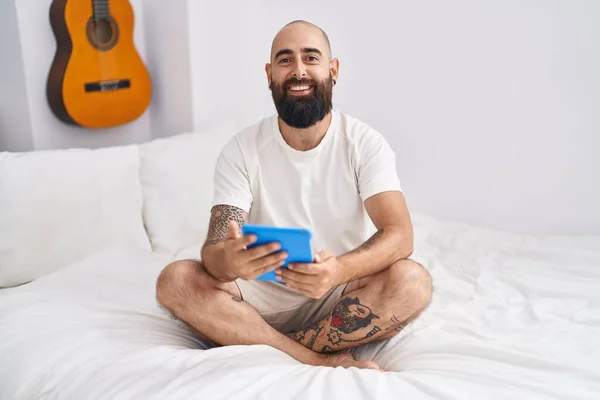 Joven Hombre Calvo Usando Touchpad Sentado Cama Dormitorio — Foto de Stock