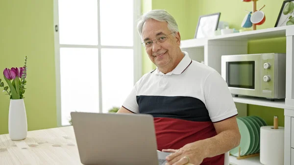 Hombre Mediana Edad Con Pelo Gris Usando Portátil Sentado Mesa —  Fotos de Stock