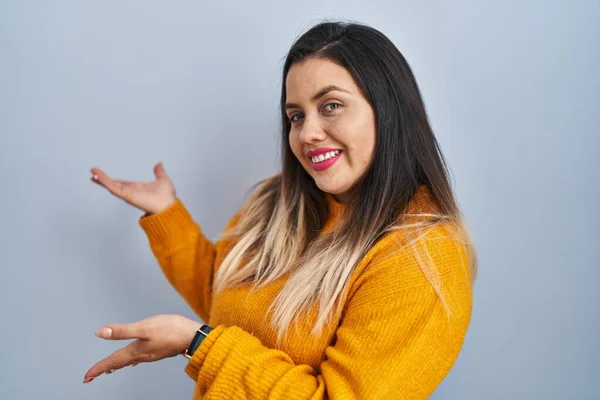 Jonge Hispanic Vrouw Staan Geïsoleerde Achtergrond Uitnodigen Gaan Glimlachen Natuurlijk — Stockfoto