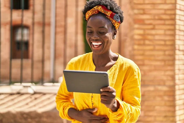 年轻的非洲裔美国女人微笑着 自信地在街上的触摸板上观看视频 — 图库照片
