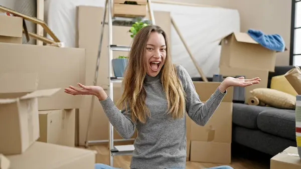 Jonge Kaukasische Vrouw Glimlachen Zelfverzekerd Zitten Vloer Nieuw Huis — Stockfoto