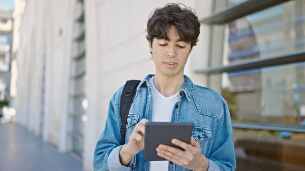 Mladý Hispánec Muž Student Pomocí Touchpad Univerzitě — Stock fotografie
