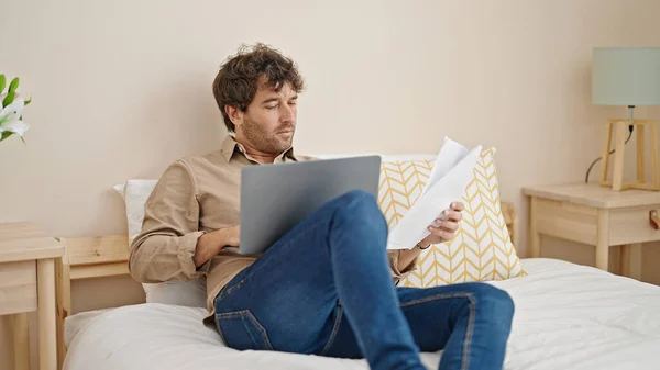 Young Hispanic Man Using Laptop Reading Document Bedroom — Stock Photo, Image