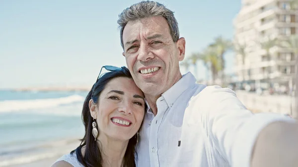 Kıdemli Erkek Kadın Çift Gülümsüyor Kendilerine Güveniyorlar Sahilde Fotoğraf Çekiyorlar — Stok fotoğraf