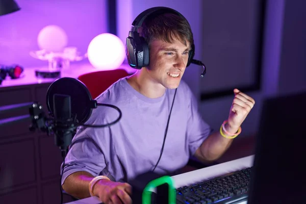 Young Caucasian Man Streamer Playing Video Game Winner Expression Gaming — Foto Stock