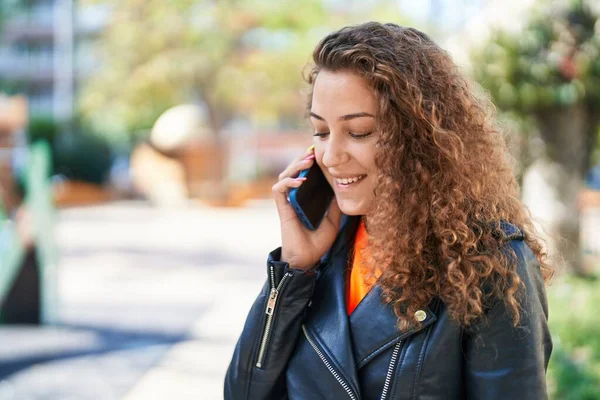 Joven Hermosa Mujer Hispana Sonriendo Confiada Hablando Teléfono Inteligente Parque — Foto de Stock