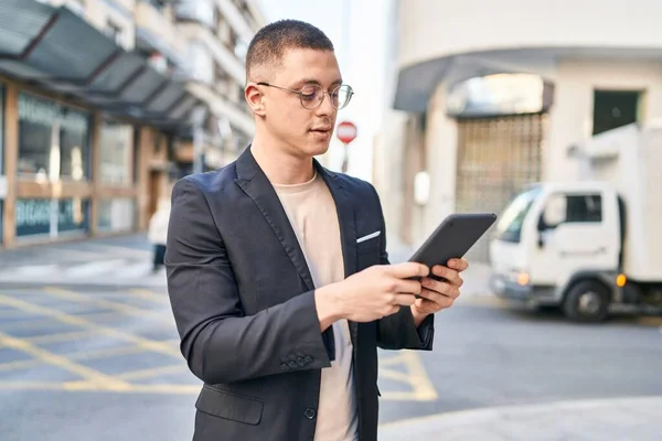Jovem Hispânico Homem Executivo Usando Touchpad Com Expressão Séria Rua — Fotografia de Stock