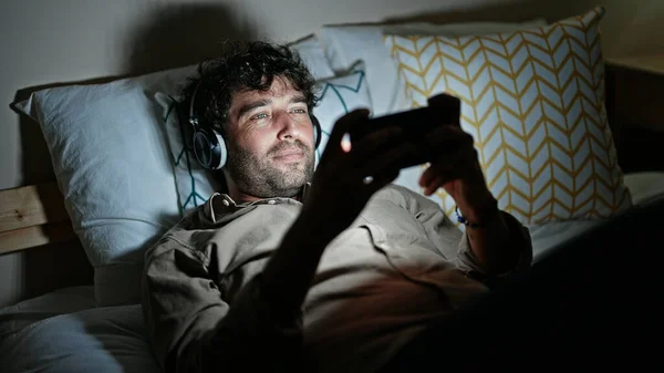 Fiatal Spanyol Férfi Néz Videó Okostelefon Feküdt Ágyban Hálószobában — Stock Fotó