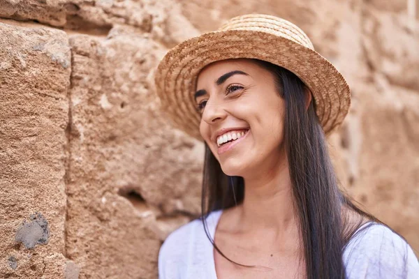 Молода Іспаномовна Жінка Турист Посміхається Впевнено Стоїть Вулиці — стокове фото