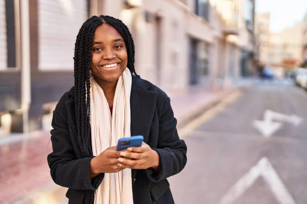 非洲裔美国女人在街上用智能手机充满自信地微笑 — 图库照片