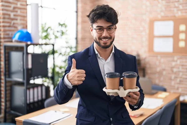 Hispánec Vousy Pracuje Kanceláři Drží Kávu Úsměvem Šťastný Pozitivní Palec — Stock fotografie