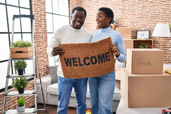 Junges Afrikanisch Amerikanisches Paar Mit Willkommensfußmatte Neuen Zuhause Feiert Verrückt — Stockfoto