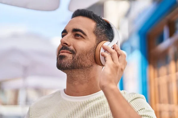 Joven Hombre Hispano Sonriendo Confiado Escuchando Música Calle —  Fotos de Stock