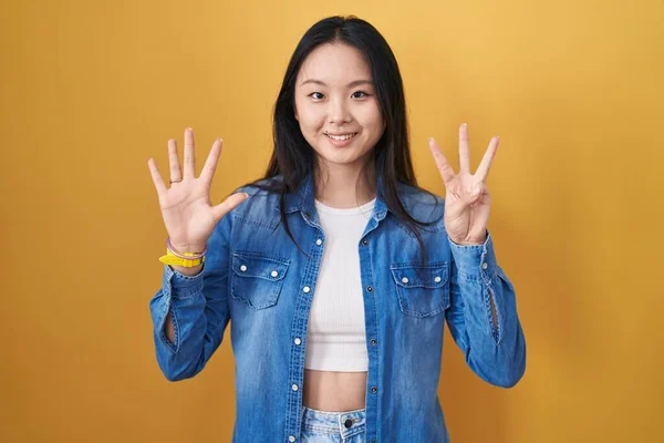 Joven Mujer Asiática Pie Sobre Fondo Amarillo Mostrando Señalando Hacia —  Fotos de Stock