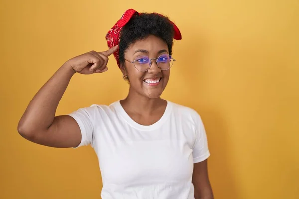 Jonge Afro Amerikaanse Vrouw Staat Gele Achtergrond Lachend Wijzend Naar — Stockfoto