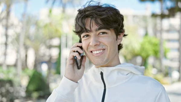 Giovane Uomo Ispanico Sorridente Fiducioso Parlando Sullo Smartphone Parco — Foto Stock