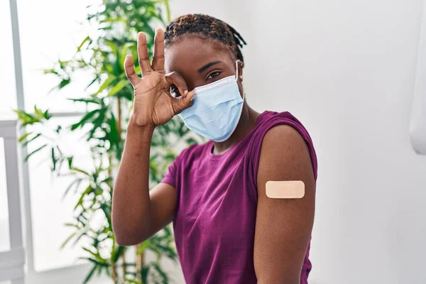 Όμορφη Μαύρη Γυναίκα Πάρει Εμβόλιο Δείχνει Χέρι Επίδεσμο Βοήθεια Χαμογελώντας — Φωτογραφία Αρχείου