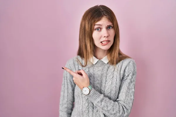 Hermosa Mujer Pie Sobre Fondo Rosa Señalando Lado Preocupado Nervioso — Foto de Stock