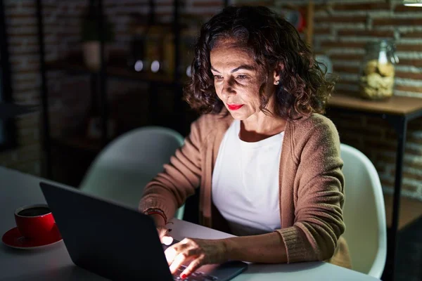 Mujer Hispana Mediana Edad Usando Laptop Por Noche Casa —  Fotos de Stock