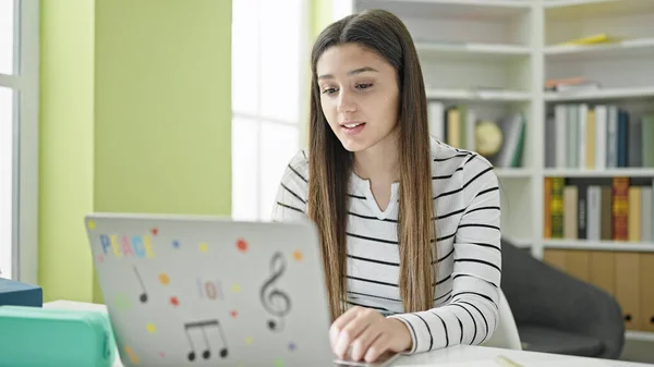 Fiatal Gyönyörű Spanyol Diák Segítségével Laptop Tanul Könyvtár Egyetem — Stock Fotó