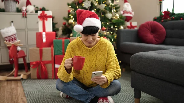 Νεαρή Κινέζα Γυναίκα Που Χρησιμοποιεί Smartphone Πίνοντας Καφέ Από Χριστουγεννιάτικο — Φωτογραφία Αρχείου