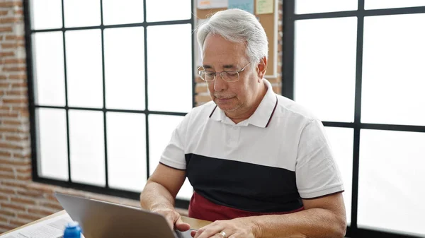 Mężczyzna Średnim Wieku Siwymi Włosami Pracownik Biznesu Pomocą Laptopa Poważną — Zdjęcie stockowe