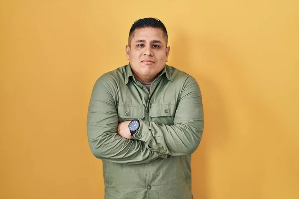 Hispanic Young Man Standing Yellow Background Shaking Freezing Winter Cold — Stock Photo, Image