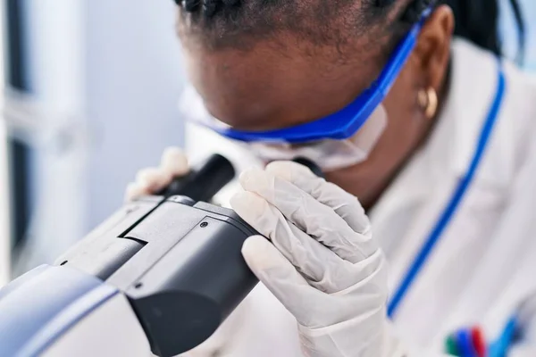 Африканская Американка Ученый Помощью Микроскопа Лаборатории — стоковое фото