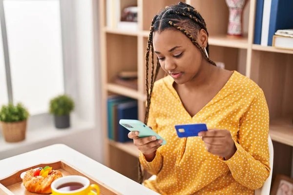 Αφροαμερικανή Γυναίκα Που Χρησιμοποιεί Smartphone Και Πιστωτική Κάρτα Για Πρωινό — Φωτογραφία Αρχείου
