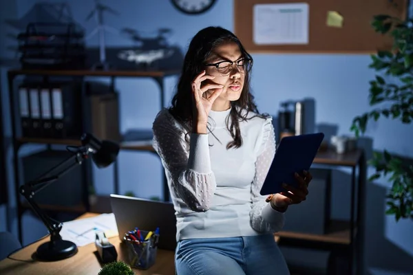 Mujer Brasileña Joven Usando Touchpad Noche Trabajando Boca Oficina Los — Foto de Stock