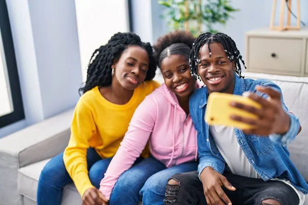 Afrikalı Amerikalı Arkadaşlar Evdeki Kanepede Oturan Akıllı Telefonun Yanında Selfie — Stok fotoğraf