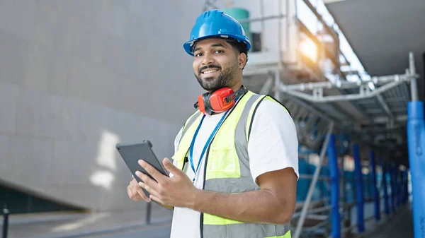 Africano Americano Homem Construtor Sorrindo Confiante Usando Touchpad Rua — Fotografia de Stock