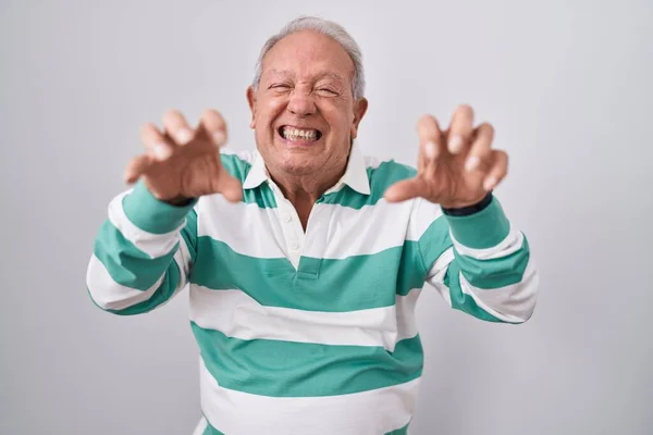 Senior Man Met Grijs Haar Staan Witte Achtergrond Lachen Grappig — Stockfoto