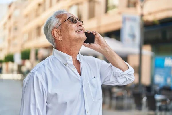 Medelålders Gråhårig Man Ler Tryggt Talar Smartphone Gatan — Stockfoto