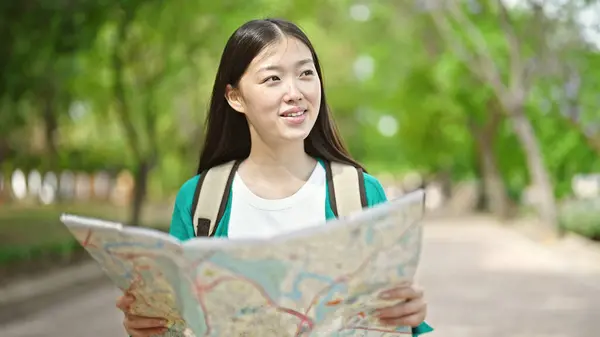 Młoda Chinka Turystka Plecaku Spogląda Mapę Miasta Parku — Zdjęcie stockowe