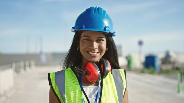 Afroamerikanische Bauarbeiterin Lächelt Selbstbewusst Auf Der Straße — Stockfoto