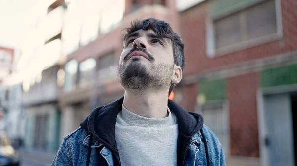 Jovem Hispânico Homem Com Expressão Séria Olhando Para Rua — Fotografia de Stock