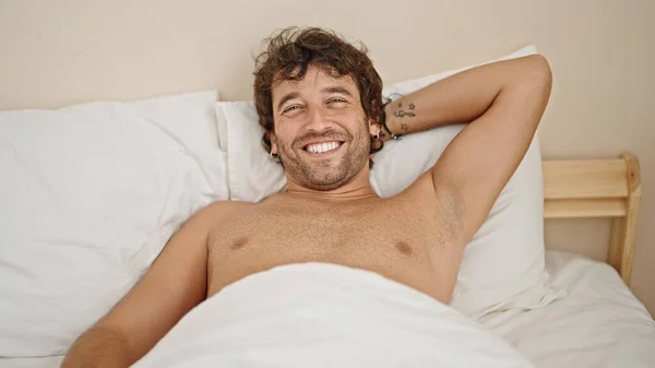 Ung Latinamerikansk Man Avslappnad Sängen Ler Skjorta Sovrummet — Stockfoto